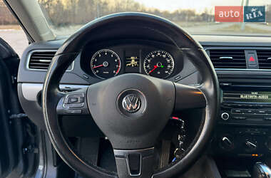 Седан Volkswagen Jetta 2013 в 