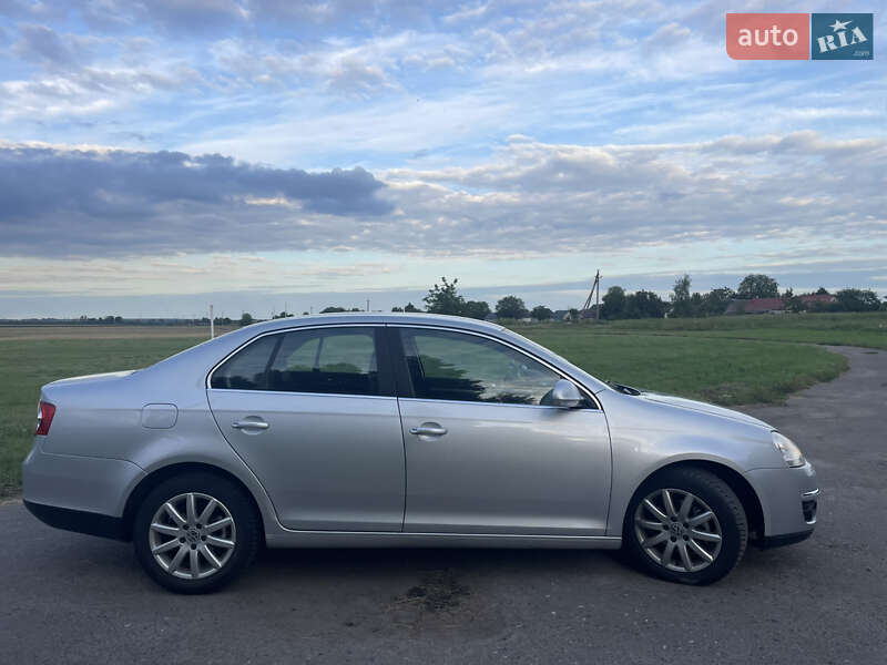 Седан Volkswagen Jetta 2007 в Дубно