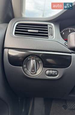 Седан Volkswagen Jetta 2013 в 