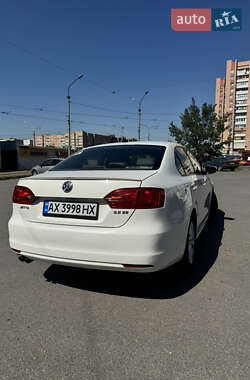 Седан Volkswagen Jetta 2010 в 