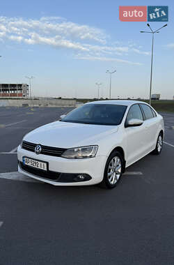 Седан Volkswagen Jetta 2012 в Львові