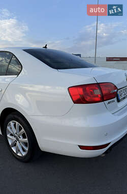 Седан Volkswagen Jetta 2012 в 