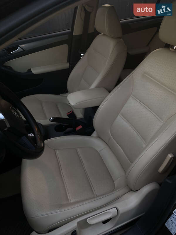 Седан Volkswagen Jetta 2013 в Луцьку