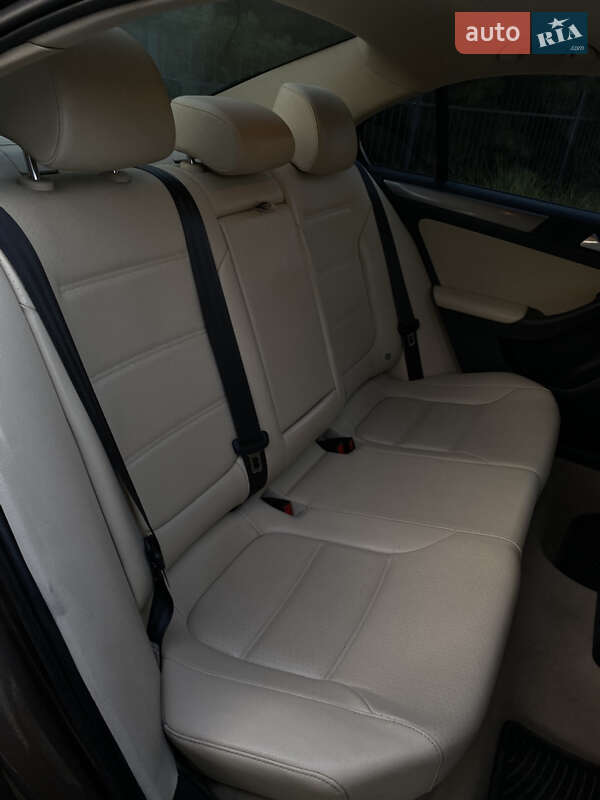 Седан Volkswagen Jetta 2013 в Луцьку