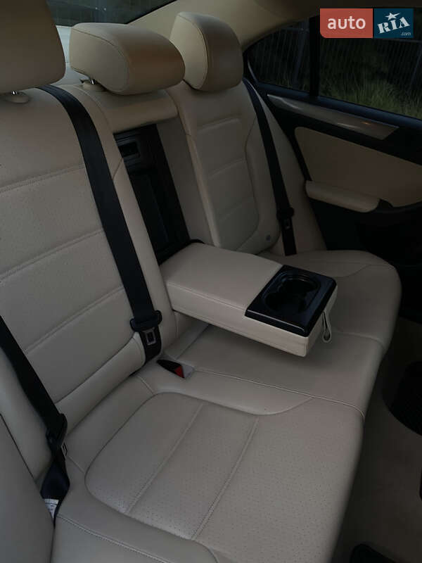 Седан Volkswagen Jetta 2013 в Луцьку