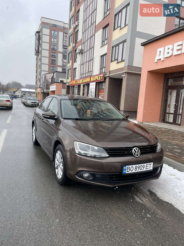 Седан Volkswagen Jetta 2012 в Тернополі