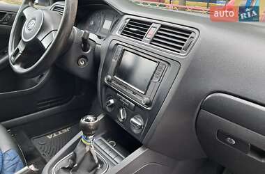 Седан Volkswagen Jetta 2010 в  фото 25 Седан Volkswagen Jetta 2010 в