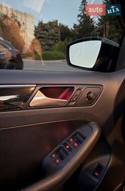 Седан Volkswagen Jetta 2014 в 