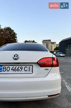 Седан Volkswagen Jetta 2013 в 