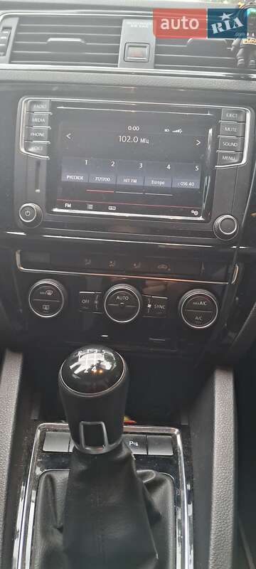Седан Volkswagen Jetta 2016 в Дніпрі