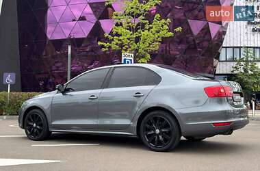 Седан Volkswagen Jetta 2012 в 