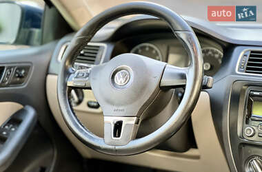 Седан Volkswagen Jetta 2012 в 