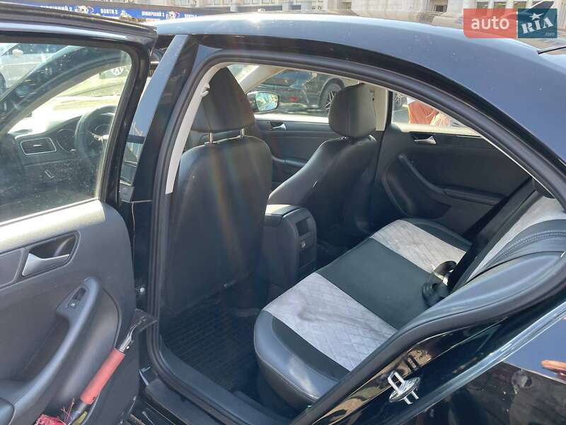 Седан Volkswagen Jetta 2015 в Києві