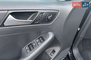 Седан Volkswagen Jetta 2012 в 