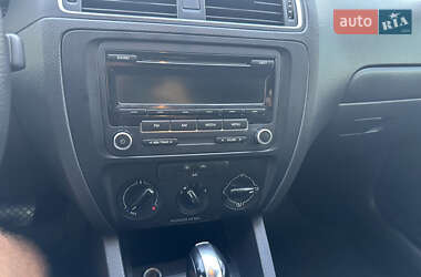Седан Volkswagen Jetta 2012 в 