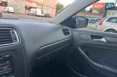 Седан Volkswagen Jetta 2012 в 