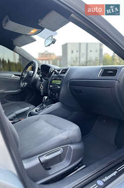 Седан Volkswagen Jetta 2012 в 