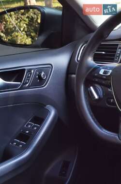 Седан Volkswagen Jetta 2015 в 