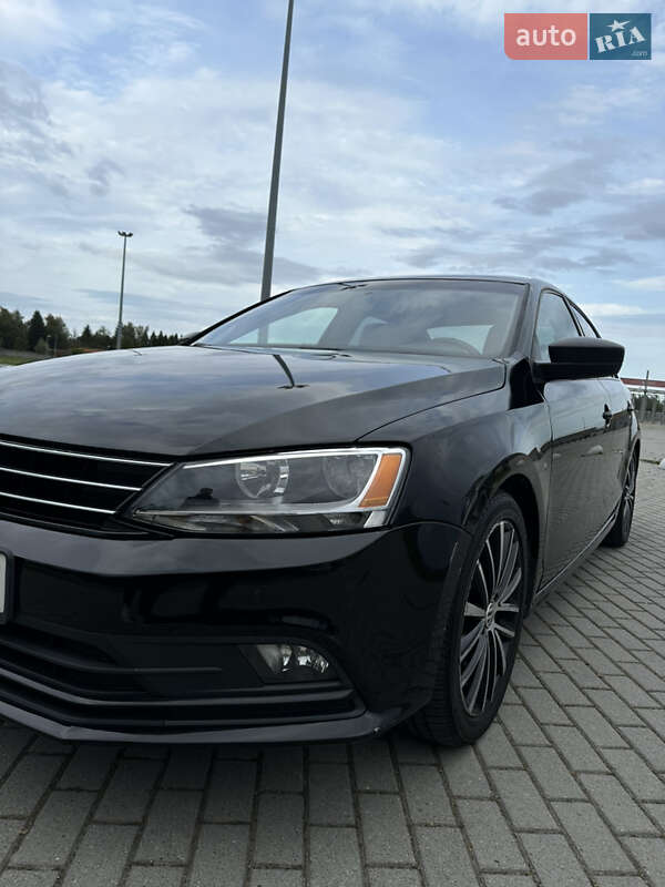 Седан Volkswagen Jetta 2015 в Львове