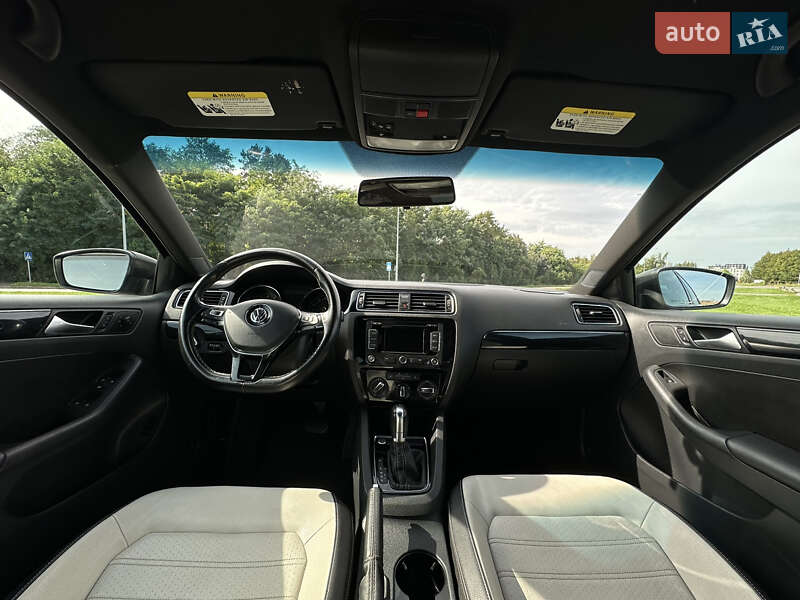 Седан Volkswagen Jetta 2015 в Львове