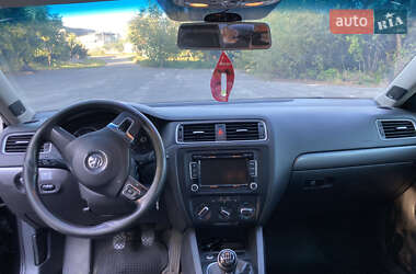 Седан Volkswagen Jetta 2013 в 