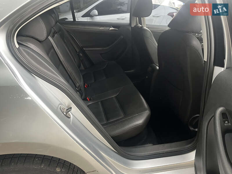 Седан Volkswagen Jetta 2010 в Харкові