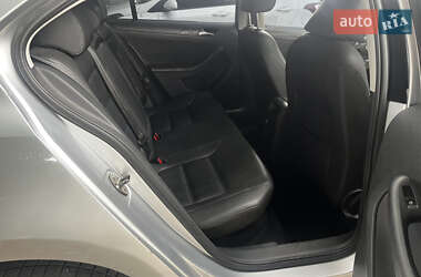 Седан Volkswagen Jetta 2010 в 