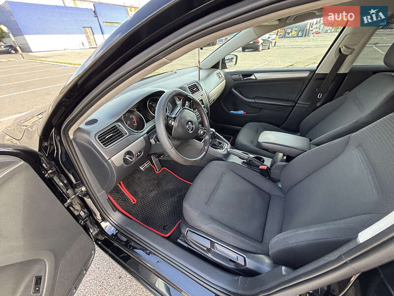 Седан Volkswagen Jetta 2015 в Києві