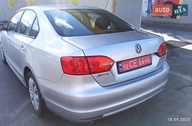 Седан Volkswagen Jetta 2011 в 