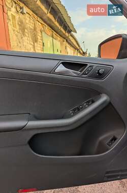 Седан Volkswagen Jetta 2013 в 