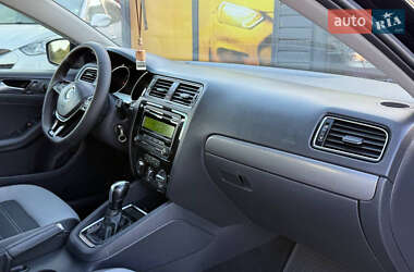 Седан Volkswagen Jetta 2014 в 