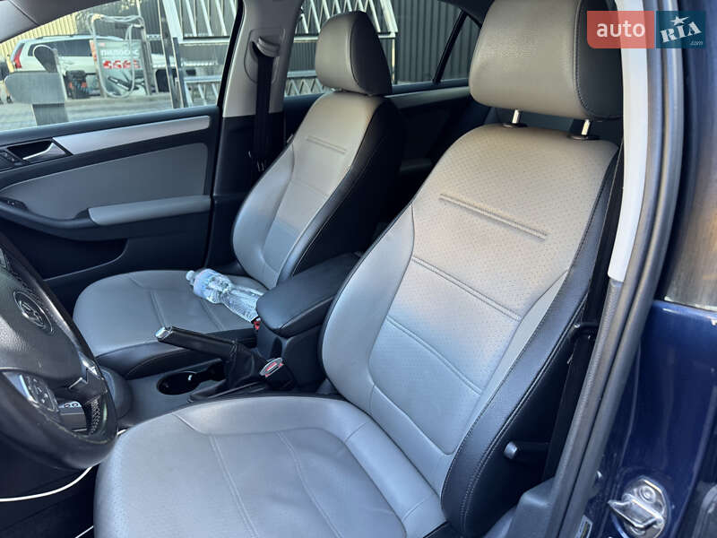 Седан Volkswagen Jetta 2013 в Тернополе