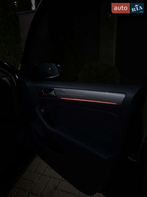 Седан Volkswagen Jetta 2014 в Києві фото 49 Седан Volkswagen Jetta 2014 в Києві