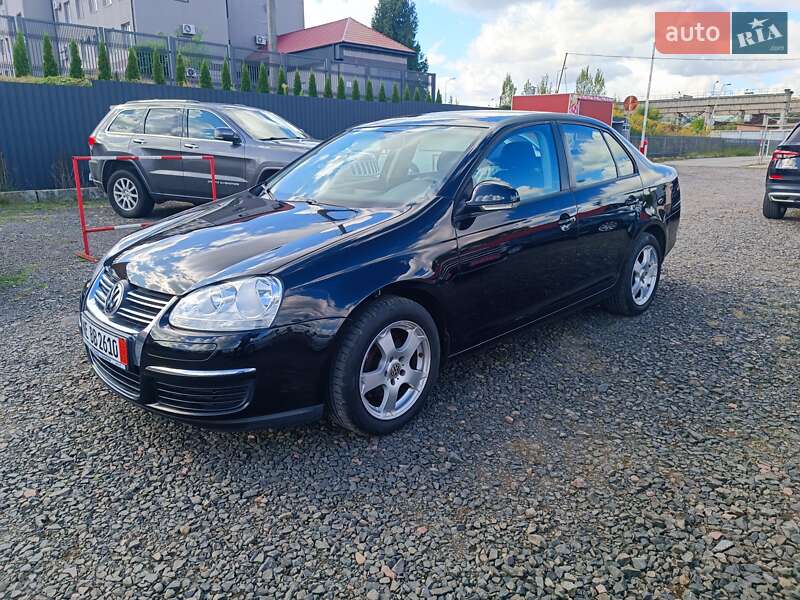 Седан Volkswagen Jetta 2010 в 