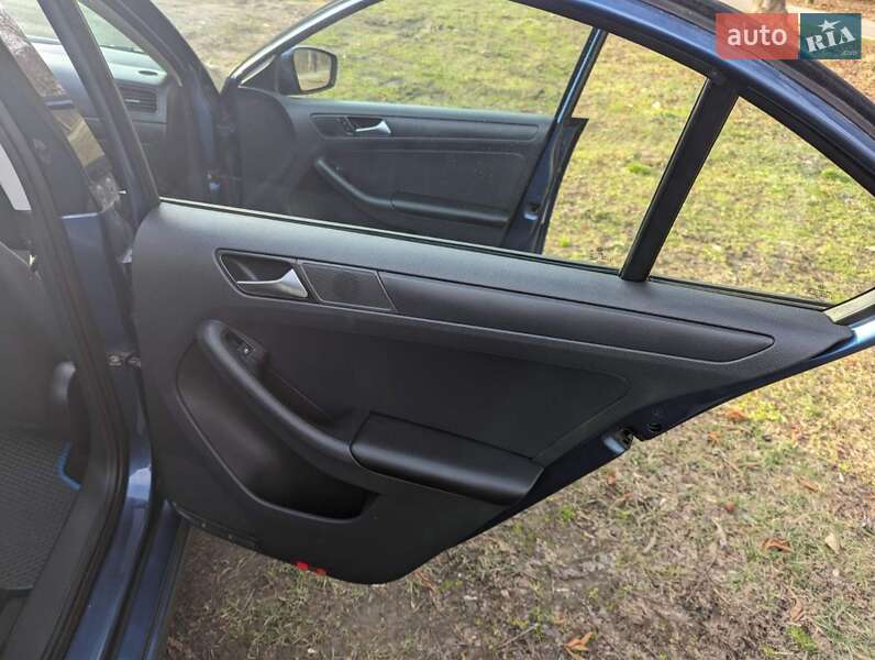 Седан Volkswagen Jetta 2015 в Ужгороді