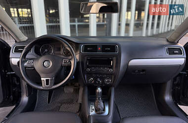 Седан Volkswagen Jetta 2012 в 