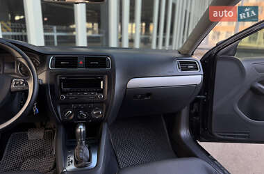Седан Volkswagen Jetta 2012 в 