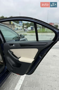 Седан Volkswagen Jetta 2011 в 