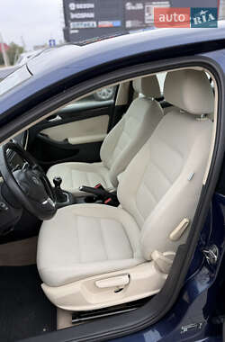 Седан Volkswagen Jetta 2011 в 