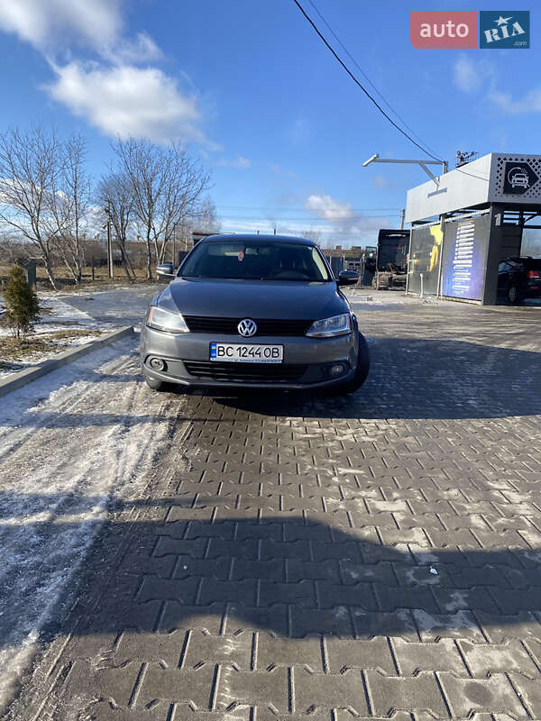 Седан Volkswagen Jetta 2014 в Львові