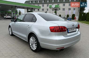 Седан Volkswagen Jetta 2011 в 