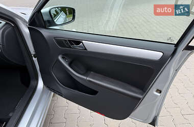 Седан Volkswagen Jetta 2011 в 