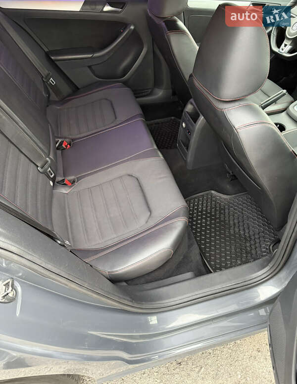 Седан Volkswagen Jetta 2012 в Днепре