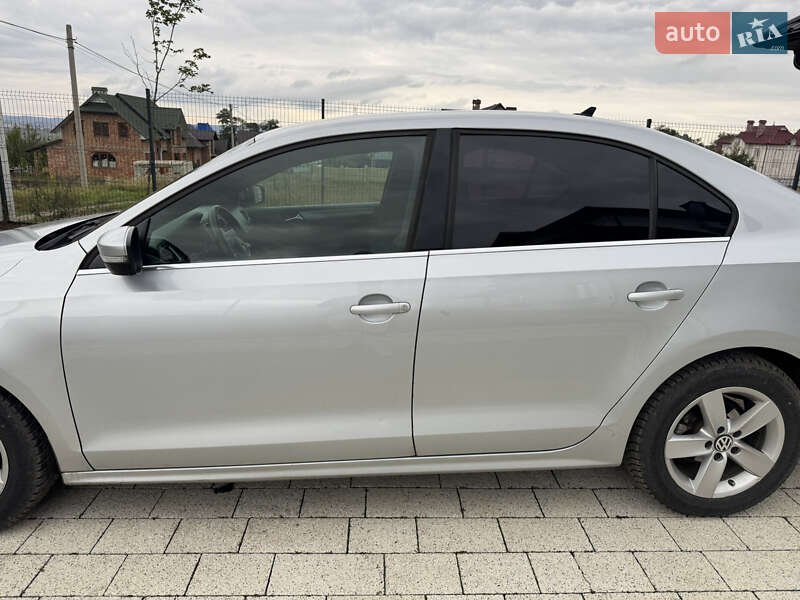 Седан Volkswagen Jetta 2012 в Чернівцях