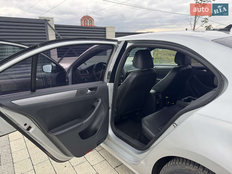 Седан Volkswagen Jetta 2012 в Чернівцях