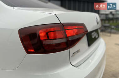 Седан Volkswagen Jetta 2016 в 
