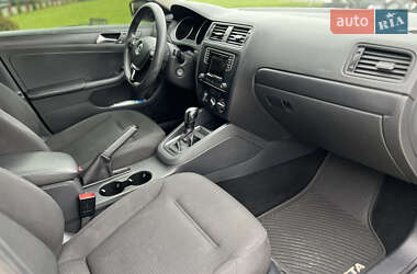 Седан Volkswagen Jetta 2016 в 