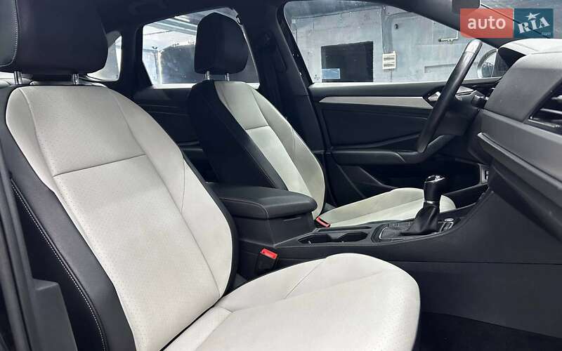 Седан Volkswagen Jetta 2020 в Черновцах