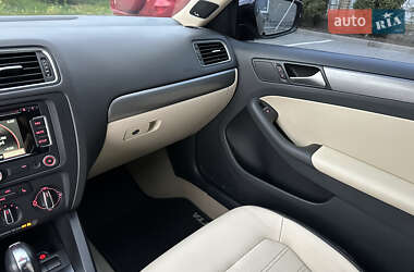 Седан Volkswagen Jetta 2013 в 