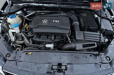 Седан Volkswagen Jetta 2015 в 